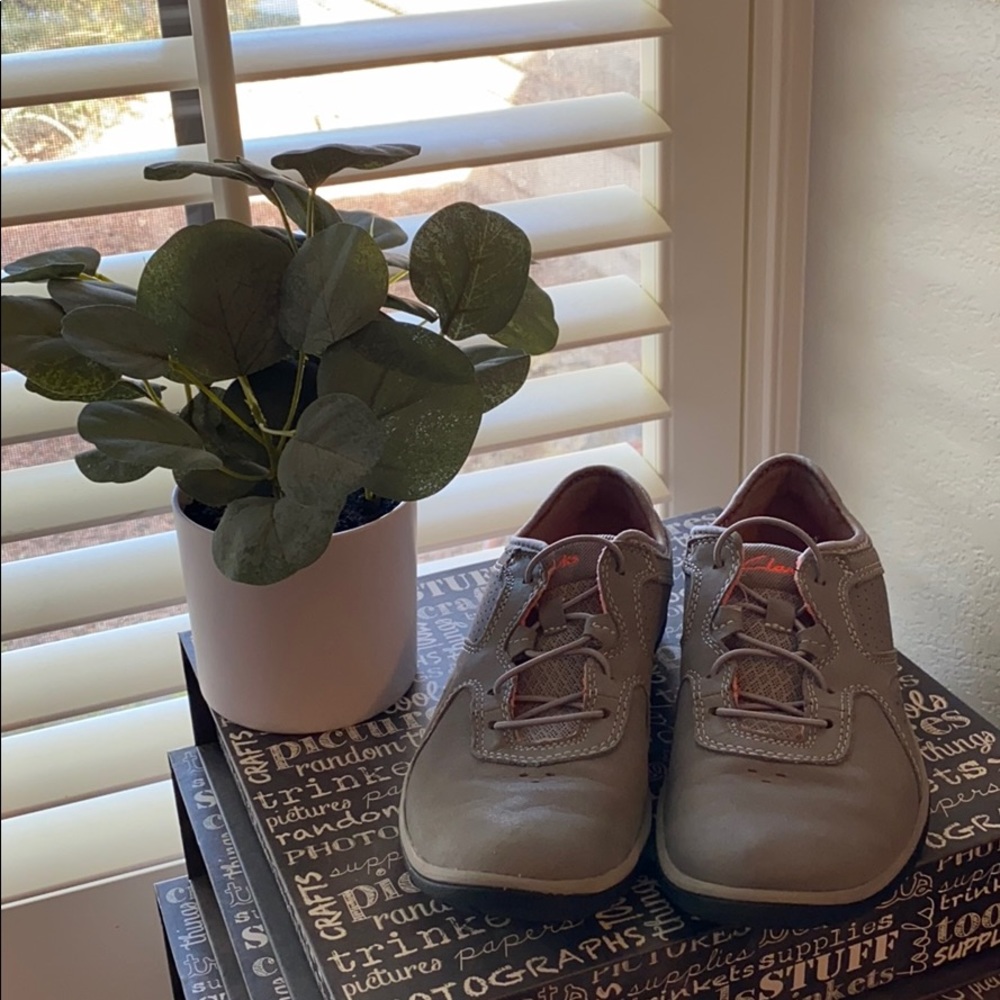 Clarks Privó Leather slip on sneakers size 6.5